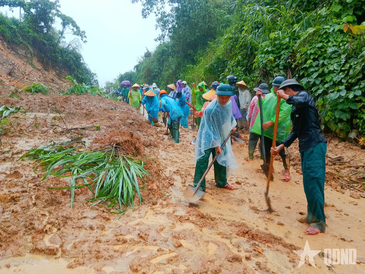TP Huế: Quân và dân xã A Lưới 1 khẩn trương khắc phục sạt lở do mưa lũ